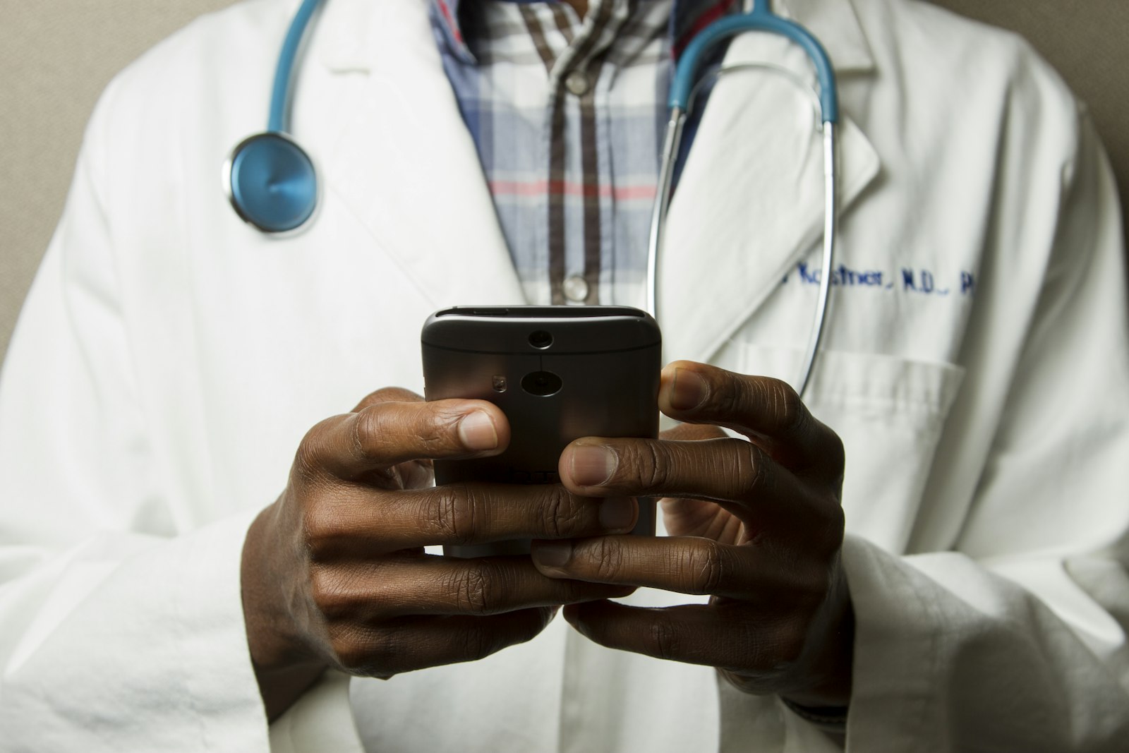 Ordinateur portable affichant une consultation vidéo avec une professionnelle de la santé